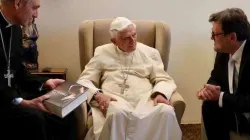 Benedetto XVI in una foto di qualche tempo fa con l'arcivescovo Gaenswein e il suo biografo Peter Seewald / Jakob John Seewald, pubblicata su www.pnp.de/ FB Fondazione Ratzinger