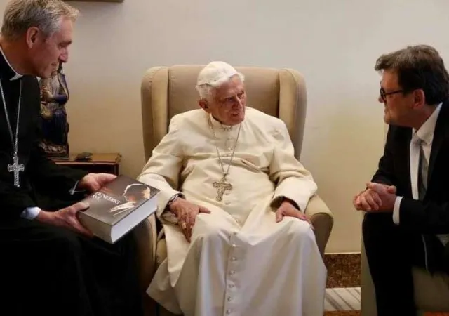 Benedetto XVI | Benedetto XVI in una foto di qualche tempo fa con l'arcivescovo Gaenswein e il suo biografo Peter Seewald | Jakob John Seewald, pubblicata su www.pnp.de/ FB Fondazione Ratzinger