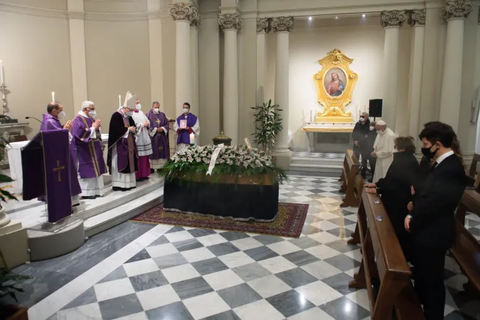 Papa Francesco ai funerali del suo medico personale  |  | Vatican Media 