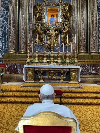 Papa Francesco, Santa Maria Maggiore | Papa Francesco in preghiera davanti a Maria Salus Populi Romani dopo essere uscito dal Gemelli, Santa Maria Maggiore, 14 luglio 2021 | Holy See Press Office