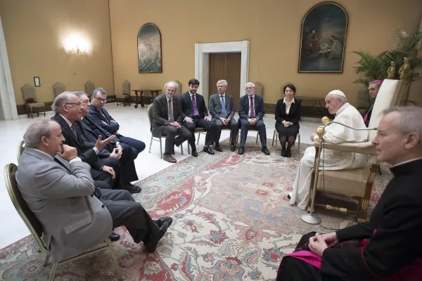 Papa Francesco durante l'incontro con alcuni membri del Forum delle Ong di ispirazione cattolica, Auletta Paolo VI, 13 dicembre 2017 / L'Osservatore Romano / ACI Group