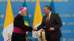 L'arcivescovo Gallagher e il ministro degli Esteri kazako Tileuberdi alla firma dell'accordo tra Kazakhstan e Santa Sede, Nur Sultan, 14 settembre 2022 / Sala Stampa della Santa Sede