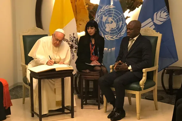 Papa Francesco firma il libro d'onore dell'IFAD. A fianco a lui il presidente IFAD Gilbert Houngbo  / Holy See Press Office 