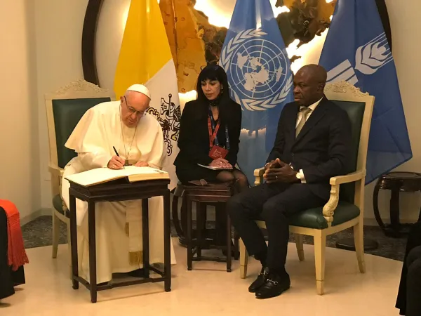 Papa Francesco firma il libro d'onore dell'IFAD | Papa Francesco firma il libro d'onore dell'IFAD. A fianco a lui il presidente IFAD Gilbert Houngbo  | Holy See Press Office 