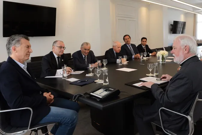 L'arcivescovo Gallagher e il presidente Macrì | Un momento della visita ufficiale in Argentina dell'arcivescovo Paul Richard Gallagher, segretario vaticano per i Rapporti con gli Stati, Buenos Aires, 4-7 novembre 2017 | L'Osservatore Romano 