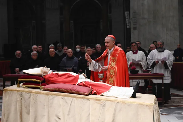 La salma del Papa emerito in Basilica |  | Vatican Media 