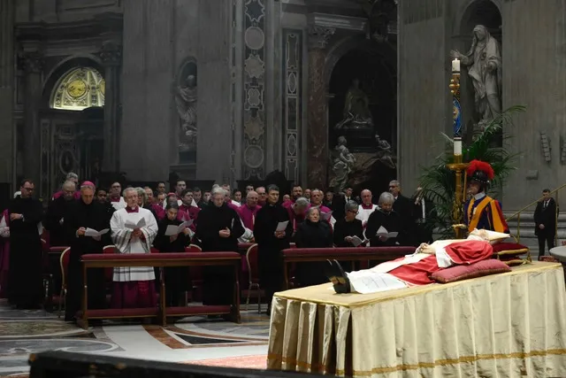 La salma del Papa emerito in Basilica |  | Vatican Media 