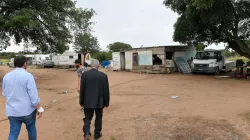 Il Cardinale Turkson visita il campo rom di Castel Romano, 13 giugno 2020 / DSSUI