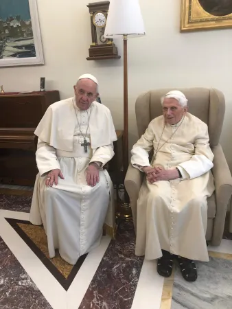 Papa Francesco fa gli auguri a Benedetto XVI  |  | Vatican Media