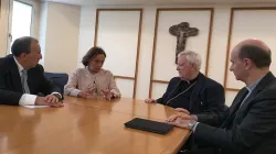 Il Cardinale Bassetti, presidente della CEI, con il segretario generale Russo, insieme al ministro Lamorgese alla firma del protocollo per l'accoglienza dei migranti / CEI
