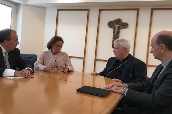 Il Cardinale Bassetti, presidente della CEI, con il segretario generale Russo, insieme al ministro Lamorgese alla firma del protocollo per l'accoglienza dei migranti / CEI
