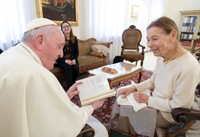 Papa Francesco, Edith Bruck | Papa Francesco con Edith Bruck durante l'incontro nella Domus Sanctae Marthae, 27 gennaio 2022 | Vatican Media 