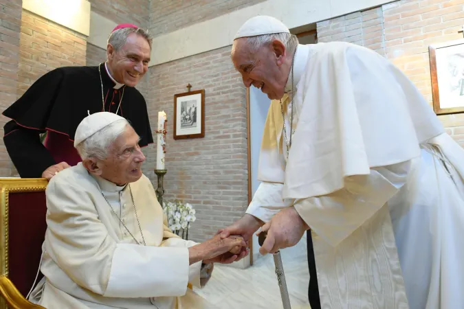 Papa Francesco e il Papa emerito con i nuovi Cardinali |  | Vatican Media 