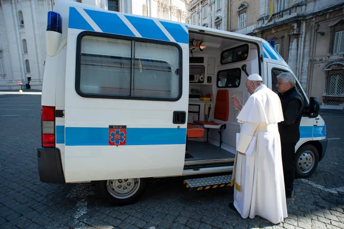 Papa Francesco benedice l'ambulanza |  | Vatican Media 