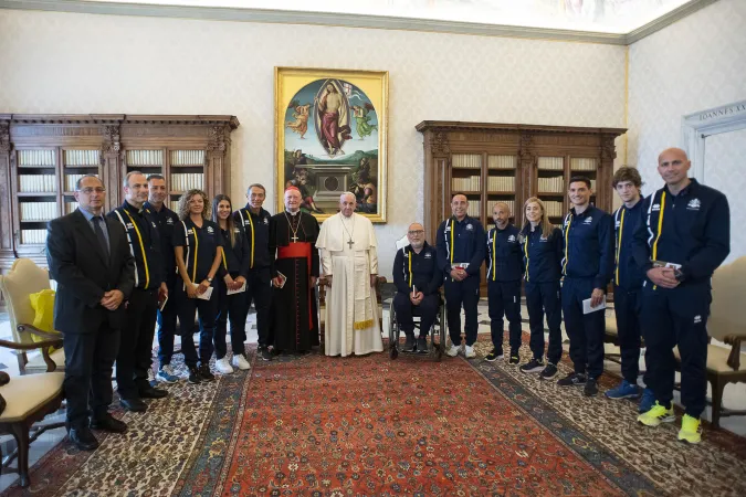 Papa Francesco, Athletica Vaticana | Papa Francesco posa con i rappresentanti di Athletica Vaticana, Palazzo Apostolico, 29 maggio 2021 | Vatican Media / ACI Group