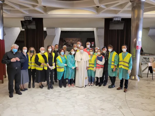 Papa Francesco, Aula Paolo VI | Papa Francesco con i volontari che somministrano i vaccini in Aula Paolo VI | @salastampa