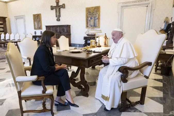 Papa Francesco e il Rettore Elena Beccalli |  | Vatican Media / ACI Group