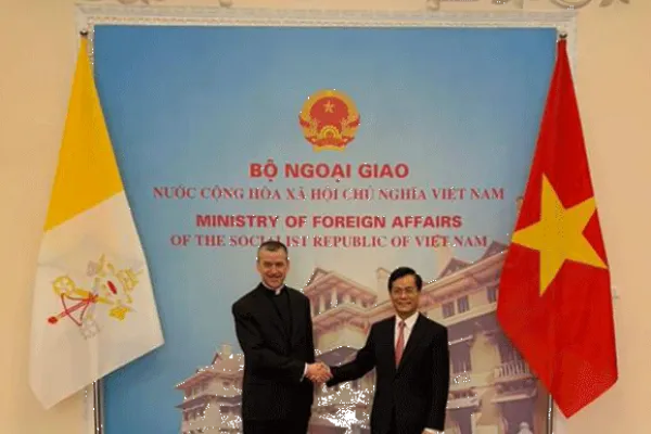 Monsignor Wachowski, sottosegretario vaticano per i Rapporti con gli Stati, con Ha Kim Ngoc, vice ministro per gli Affari Esteri del Vietnam, durante il loro incontro ad Hanoi del 21-22 aprile 2022 / Twitter @terzaloggia