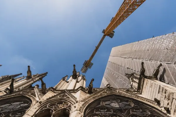 Una foto del cantiere di Notre Dame visto dal basso / twitter