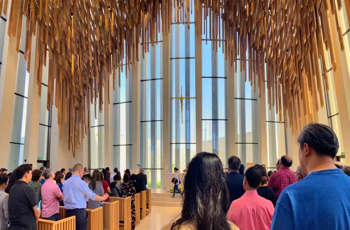 Chiesa di san Francesco ad Abu Dhabi | Immagini della prima Messa nella chiesa di San Francesco ad Abu Dhabi | Twitter @EmilyLJudd
