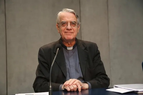 Padre Federico Lombardi durante il briefing sul viaggio di Papa Francesco a Sarajevo - Sala Stampa Vaticana, 28 maggio 2015 / Daniel Ibañez / ACI Group