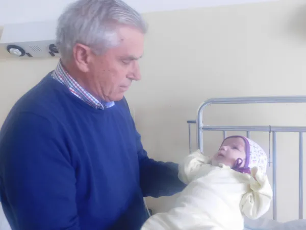 Padre Mario Cuccurullo | Padre Mario Cuccurullo, direttore dell'ospedale Redemptoris Mater, presenta Maria, una piccola appena nata e abbandonata  | Andrea Gagliarducci / ACI Stampa 