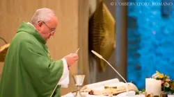 Papa Francesco durante una delle Messe nella Domus Sanctae Marthae / L'Osservatore Romano / ACI Group