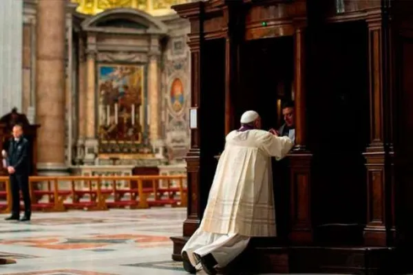 Papa Francesco durante una confessione / Vatican Media / ACI Group