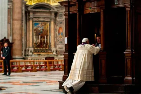 Papa Francesco confessandosi / L'Osservatore Romano