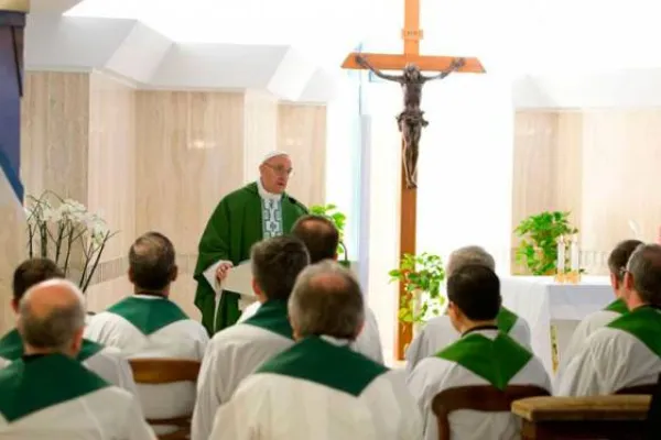 Papa Francesco in una delle messe nella Cappella nella Domus Sanctae Marthae  / L'Osservatore Romano / ACI Group