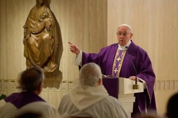 Papa Francesco durante una Messa nella Domus Sanctae Marthae / L'Osservatore Romano / ACI Group