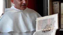 Padre Najeeb Michaeel, nuovo vescovo di Mosul, mostra un manoscritto dei tanti che ha raccolto e archiviato  / Dominican Friars 