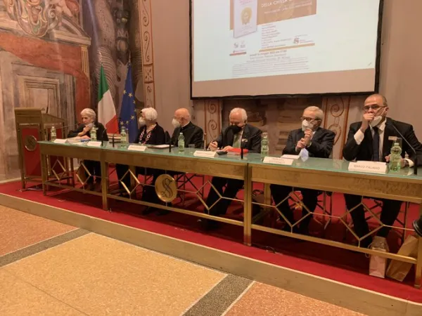 23 Cardinali commentano il catechismo | Un momento della presentazione del libro 