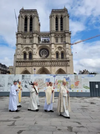 Arcivescovo Laurent Ulrich | L'arcivescovo Ulrich sul sagrato di Notre Dame per la sua installazione ufficiale alla guida dell'arcidiocesi di Parigi | Twitter @dioceseparis