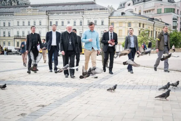 L'arcivescovo Gallagher e il ministro degli Esteri Ucraino Kuleba, Kyiv, 21 maggio 2022 / Twitter Kuleba