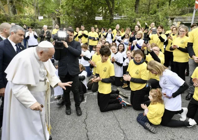 Papa Francesco e i ragazzi della parrocchia |  | Sala Stampa della Santa Sede