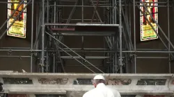 Papa Francesco in preghiera nel Duomo di Mirandola, 2 aprile 2017 / L'Osservatore Romano 