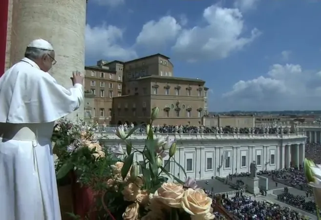 Il Papa sulla loggia delle Benedizione per l ' Urbi et Orbi  |  | CTV