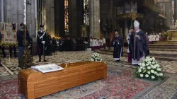 Il Cardinale Angelo Scola benedice la salma del Cardinale Dionigi Tettamanzi ai funerali, Duomo di Milano, 8 agosto 2017 / www.chiesadimilano.it