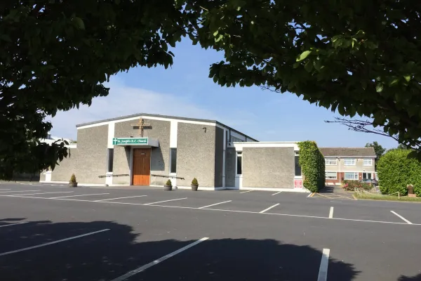 La chiesa di San Giuseppe Artigiano a Bonnybrook, Dublino, dove è stato posto l'altare che Papa Francesco ha usato nella messa conclusiva dell'Incontro Mondiale delle Famiglie / bonnybrookparish.ie