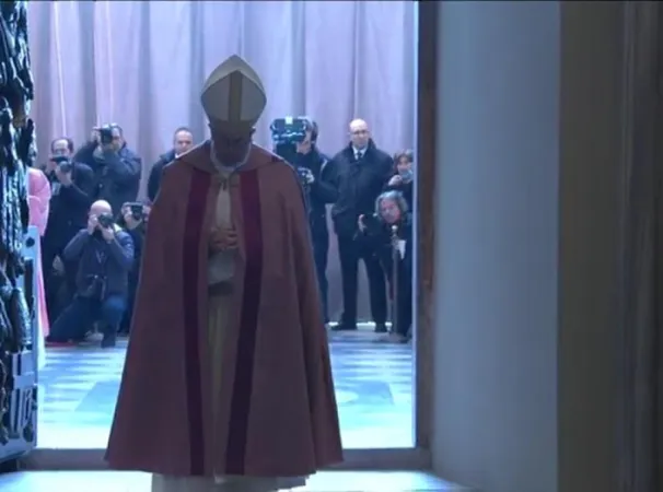 Il Papa apre la Porta Santa della Basilica di San Giovanni |  | CTV