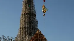 Il nuovo gallo della Basilica di Notre Dame issato sulla cima della guglia / twitter LaVanguardia