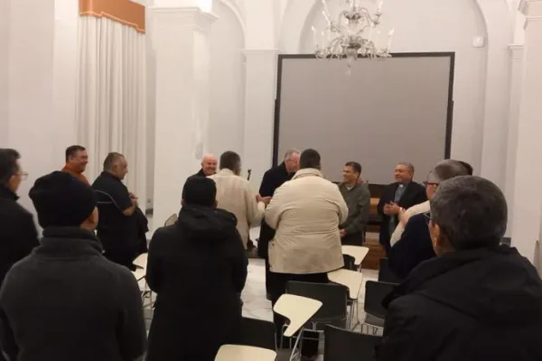 Il cardinale Parolin accoglie i vescovi, sacerdoti e seminaristi liberati dal Nicaragua / Twitter @tweetingpriest