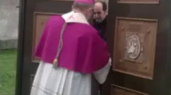 Il vescovo Pasotti apre la Porta Santa di Rustivo, Georgia, 7 dicembre 2015 / Diocesi di Rustivo