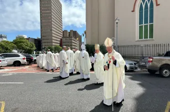 Il cardinale Brislin e l'arcivescovo Pennacchio verso la celebrazione di apertura del Giubileo, Città del Capo, 29 dicembre 2024 / SABC