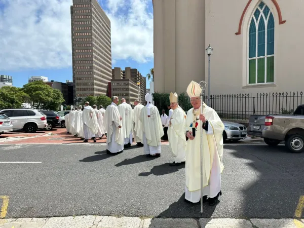 Cardinale Brislin, arcivescovo Pennacchio | Il cardinale Brislin e l'arcivescovo Pennacchio verso la celebrazione di apertura del Giubileo, Città del Capo, 29 dicembre 2024 | SABC