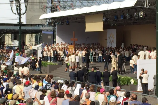 Il Papa prega davanti alla croce della GMG in Piazza Vittorio a Torino / Marco Mancini/Aci Group