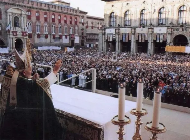 Giovanni Paolo II al Congresso Eucaristico di Bologna 1997 |  | Wikicommons