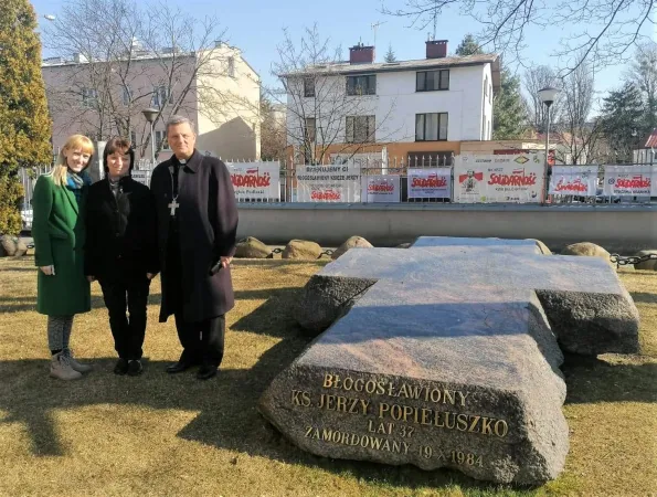 La visita del Cardinale alla tomba di padre Jerzy Popieluszko. |  | Famiglia  Popieluszko.