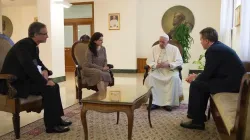 Papa Francesco incontra i nuovi direttore e vicedirettore della Sala Stampa Vaticana, Greg Burke e Paloma Garcia Ovejero, accompagnati da mons. Dario Edoardo Viganò / L'Osservatore Romano / ACI Group